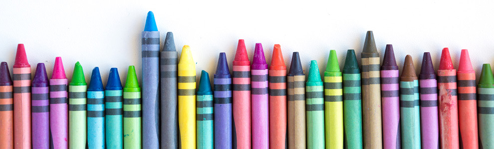 Crayons organized in a rainbow of colours